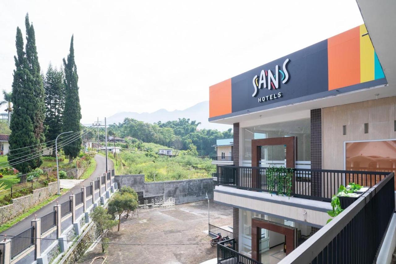 Sans Hotel Queen Batu Sumber Brantas المظهر الخارجي الصورة
