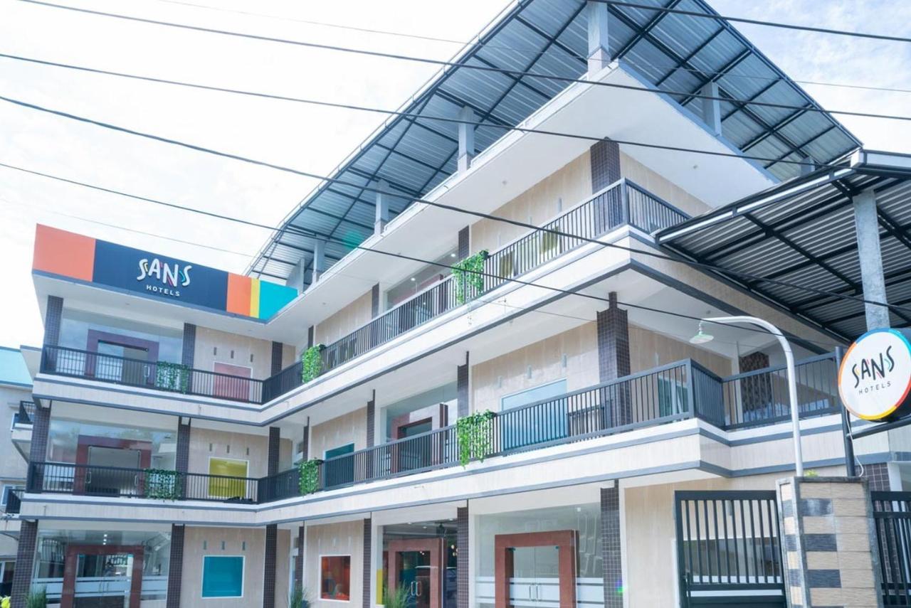 Sans Hotel Queen Batu Sumber Brantas المظهر الخارجي الصورة