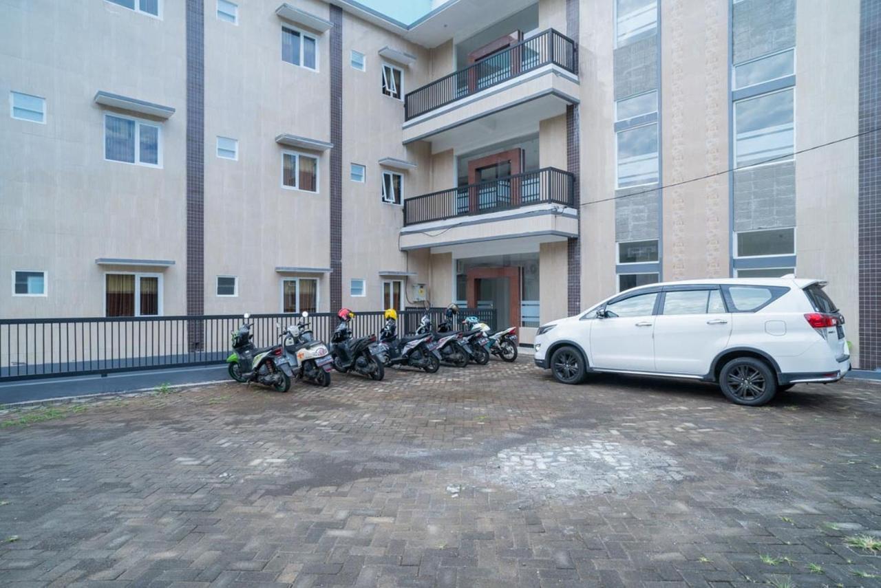 Sans Hotel Queen Batu Sumber Brantas المظهر الخارجي الصورة