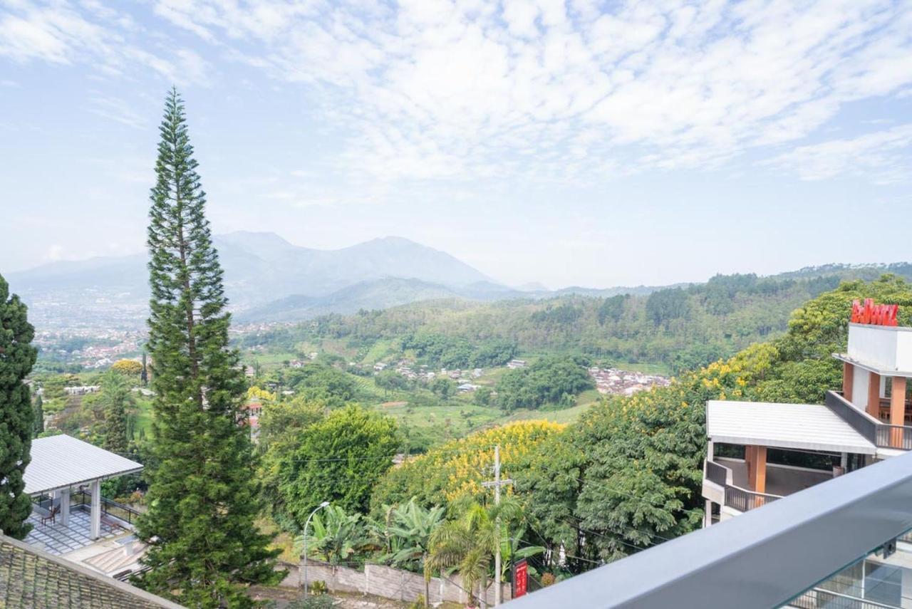 Sans Hotel Queen Batu Sumber Brantas المظهر الخارجي الصورة