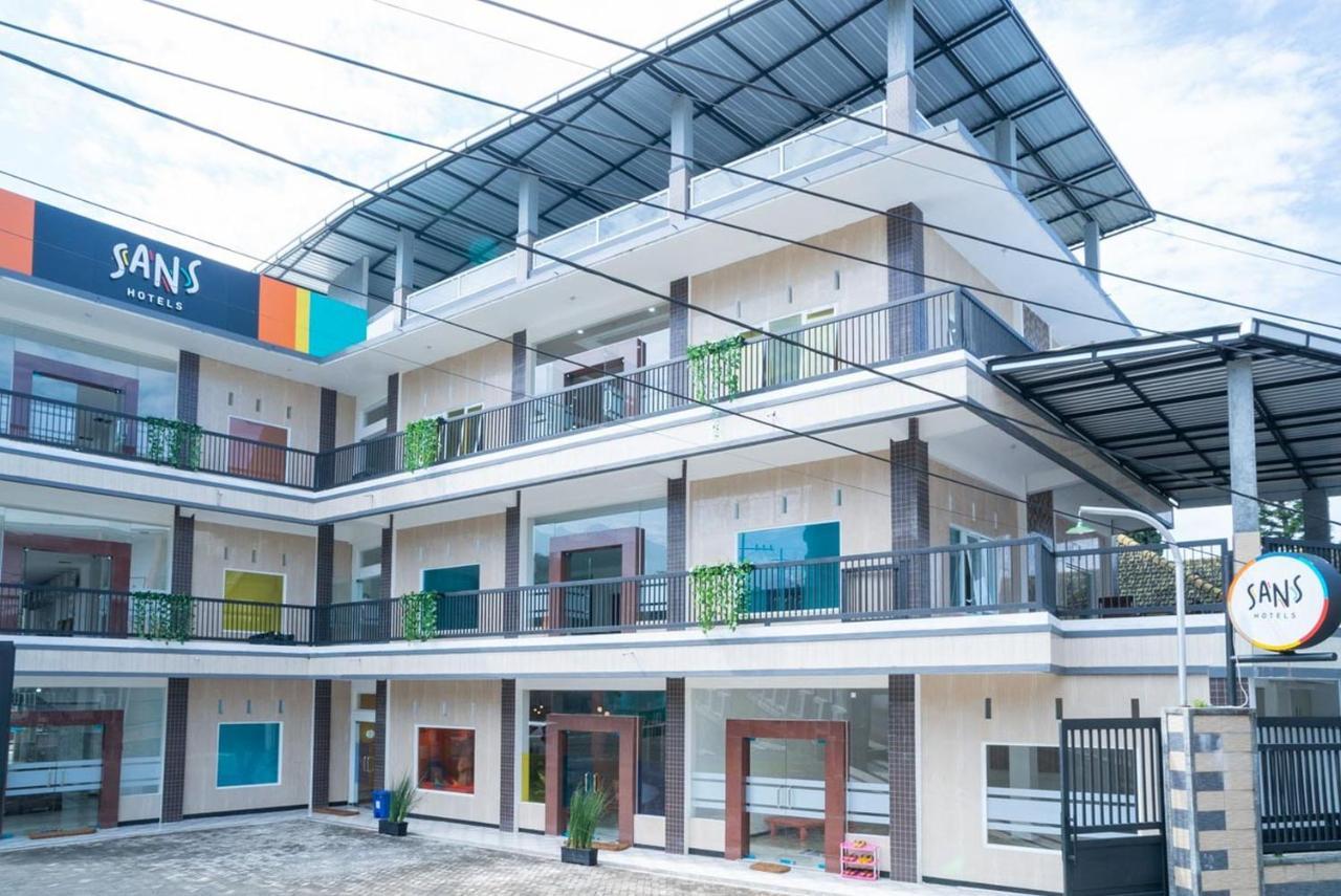 Sans Hotel Queen Batu Sumber Brantas المظهر الخارجي الصورة
